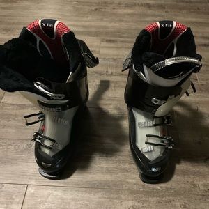 Salomon ski boots size 28